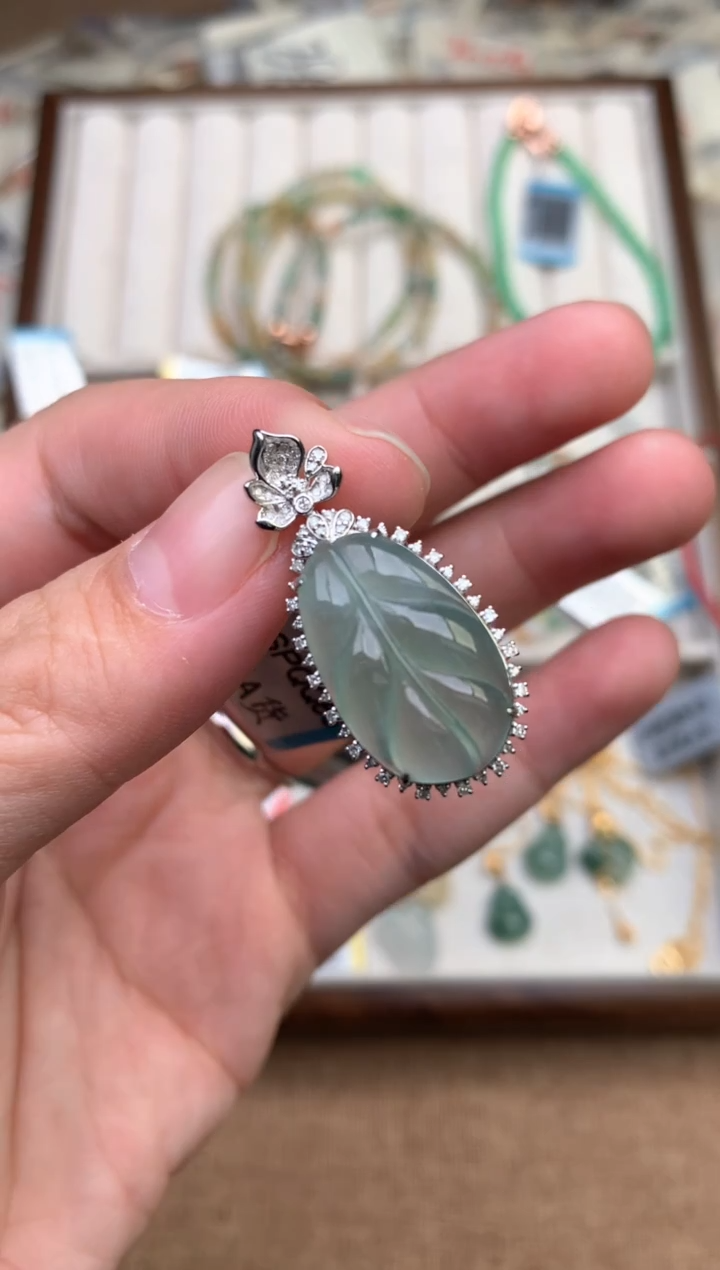 18K金镶嵌挂件翡翠一