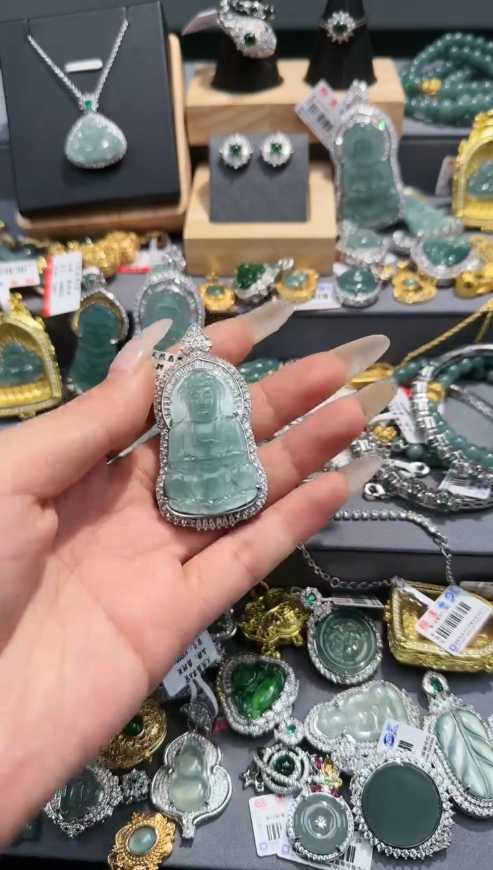【闪购商品】翡翠吊坠(赠链)未镶嵌天然翡翠A货
