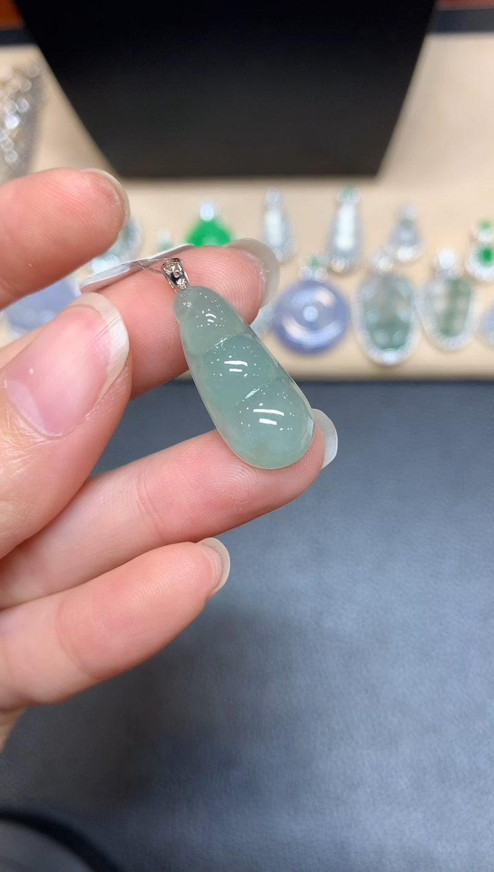 【闪购商品】翡翠颈饰18K金镶嵌豆子【无服务费