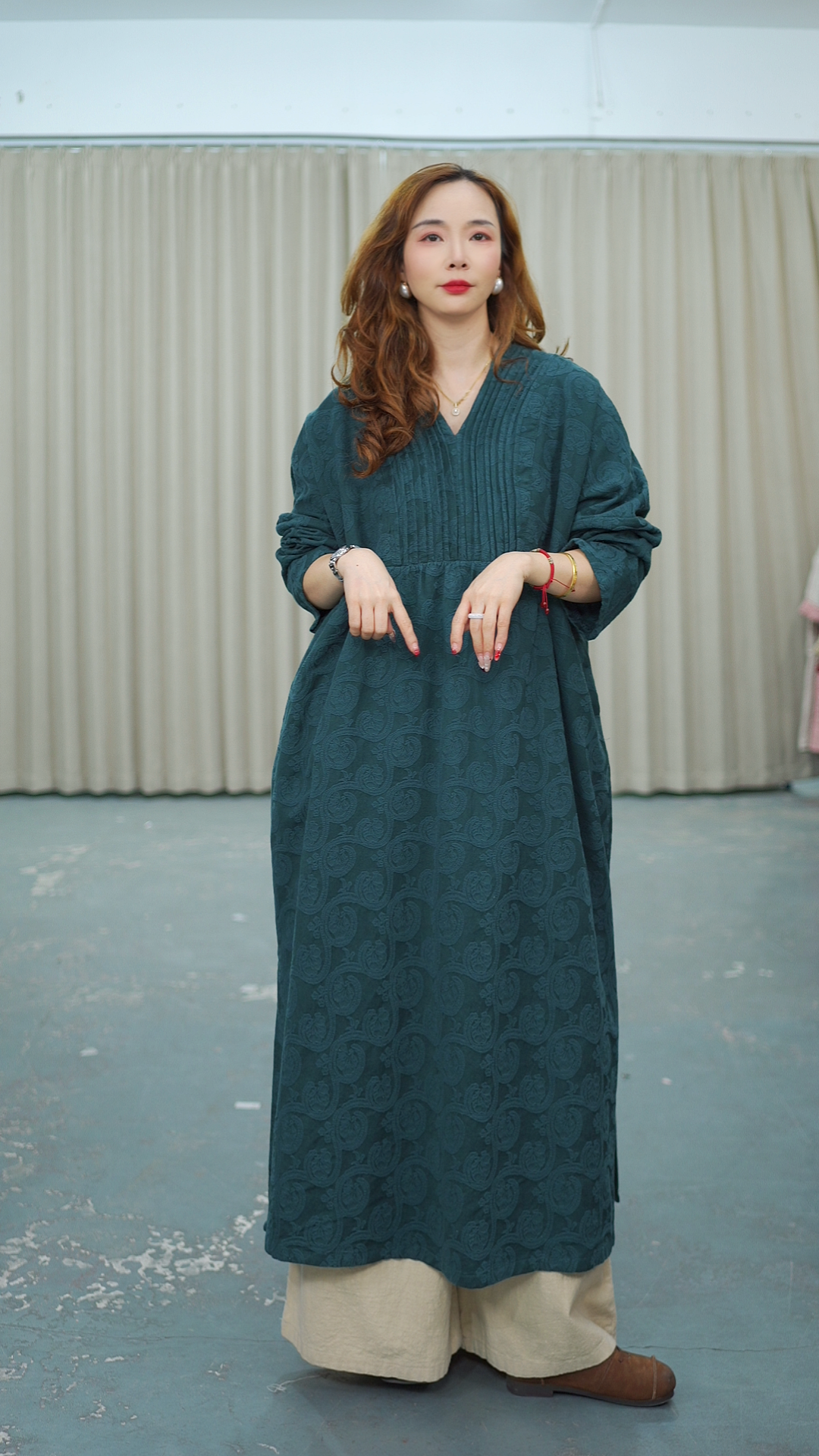 花璟与麻原创设计款提花风琴折V领连衣裙（裙长117胸围130）