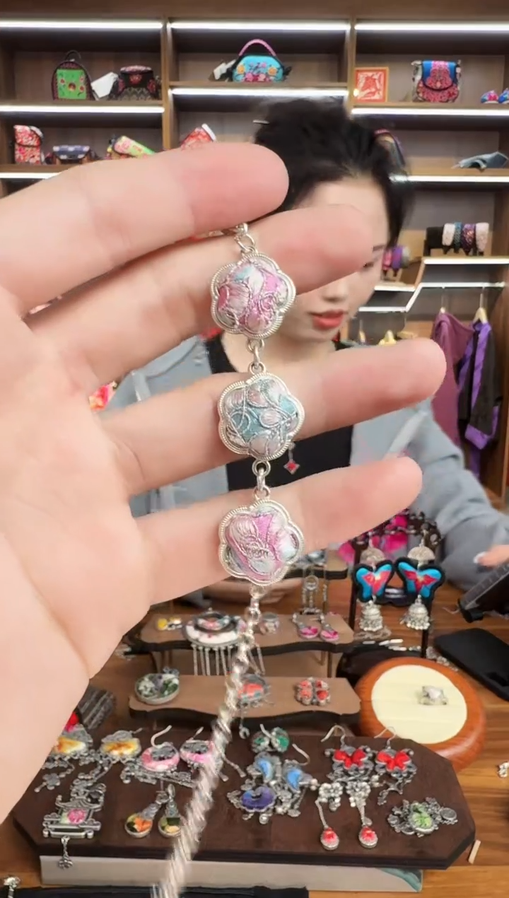 【闪购商品】织绣149蒙阿苏苗绣传承