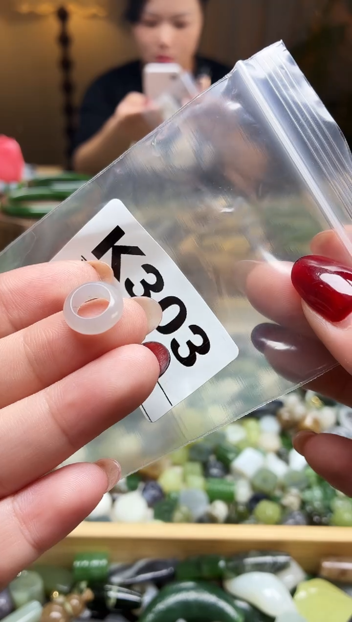 颈饰未镶嵌和田玉米****)1