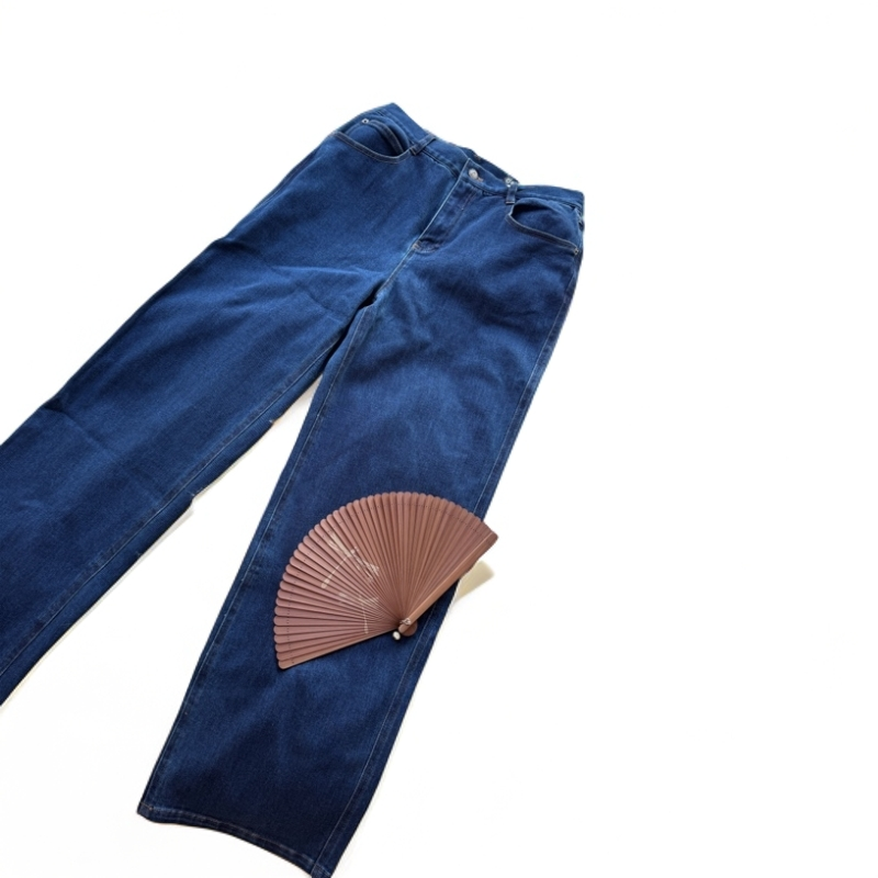 我是既复古又超级修饰屁屁的可以跟马甲配成一套的直筒高腰牛仔裤