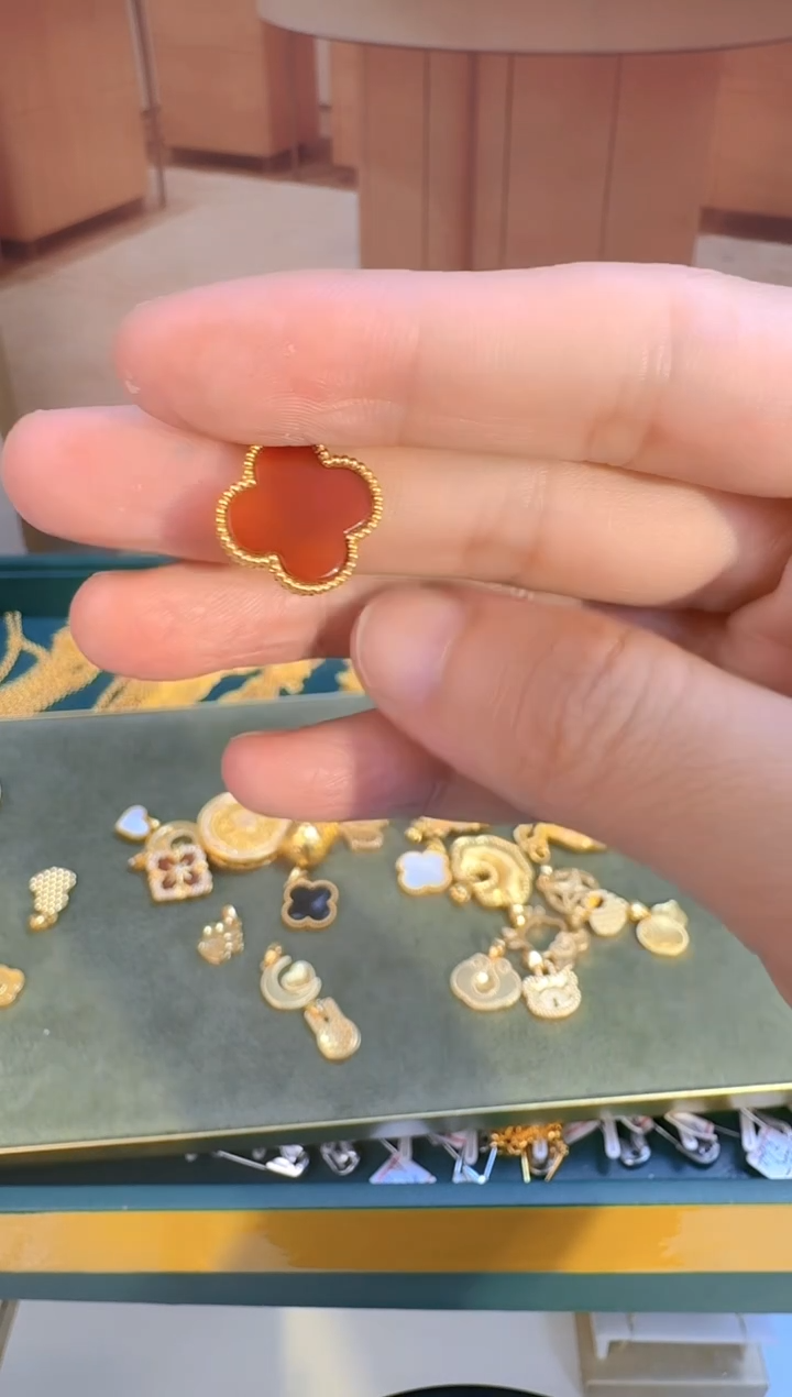 红色四叶草吊坠0.85 （附带礼盒包装）