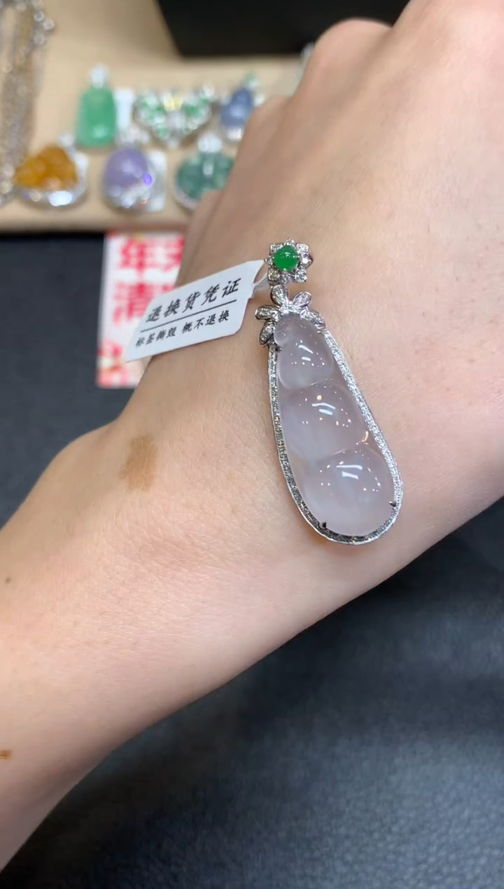 【闪购商品】翡翠颈饰18K金镶嵌福豆【无服务费】