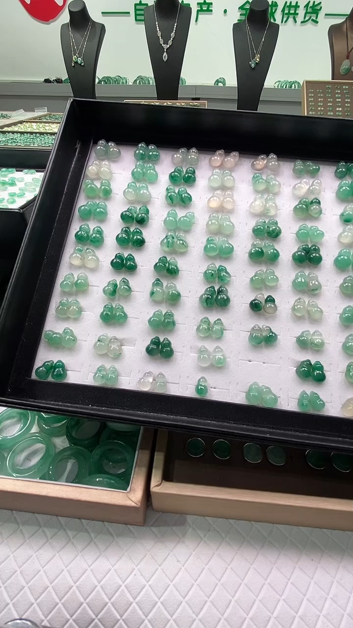 未镶嵌石英质玉（非洲翠）耳钉葫芦耳钉