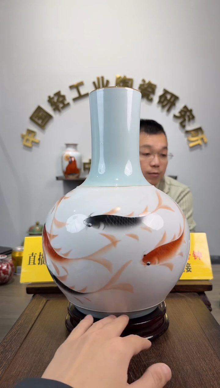 景德镇精美陶瓷鱼瓶