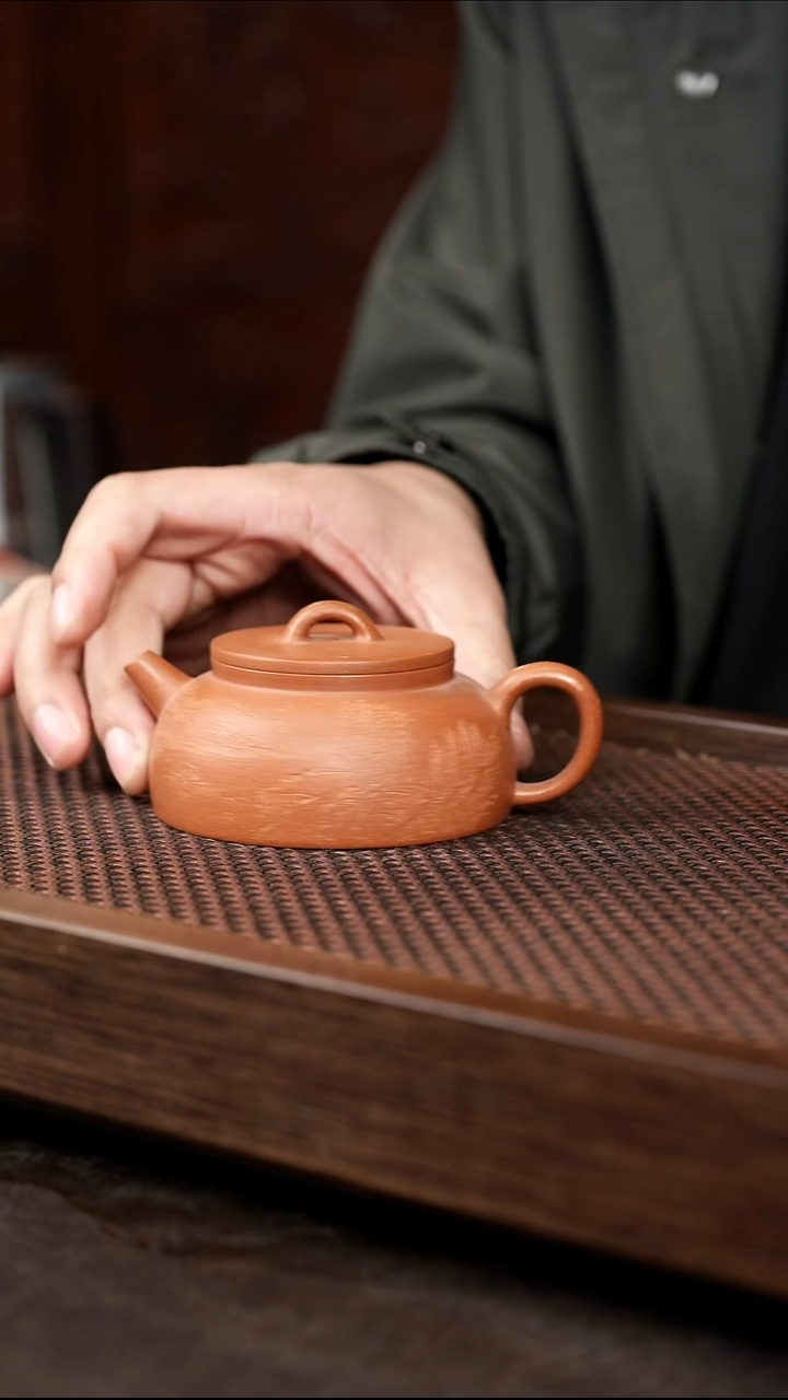 茶壶紫砂五彩泥刻绘井栏{微瑕}