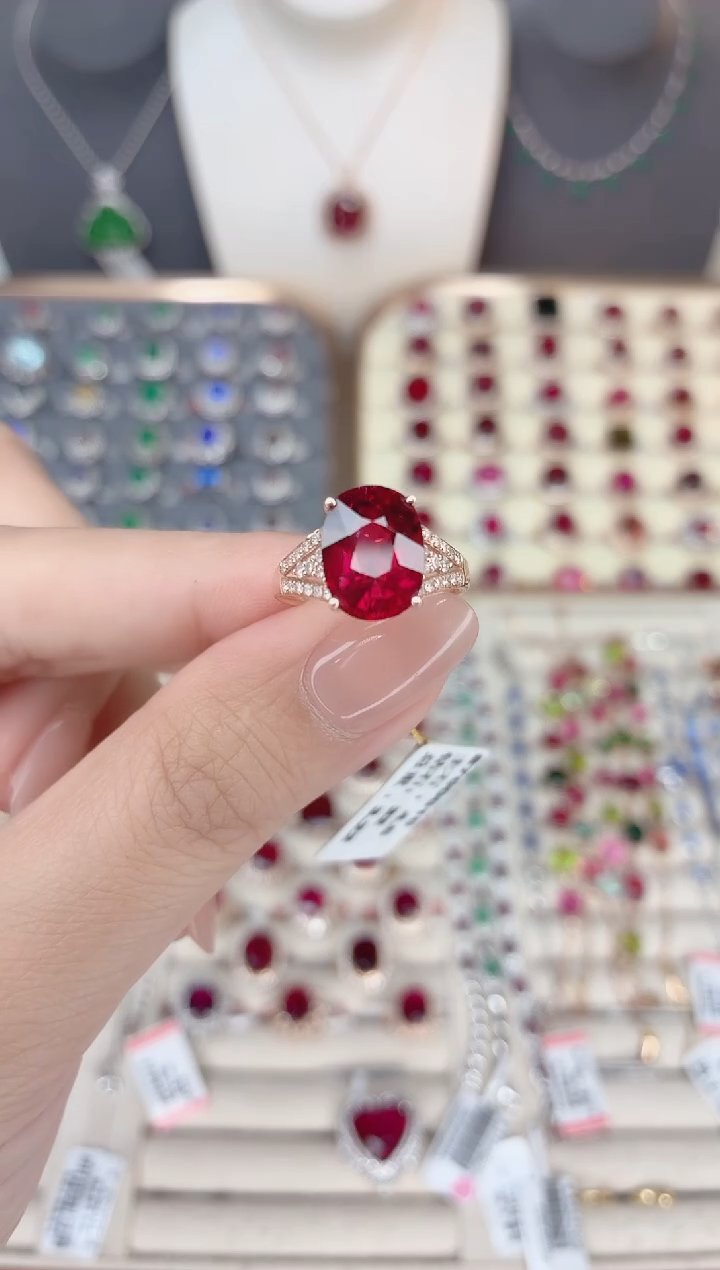 18K金镶嵌碧玺戒指碧玺.