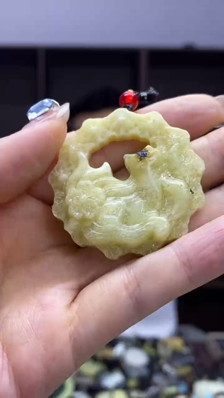 未镶嵌岫玉挂件  