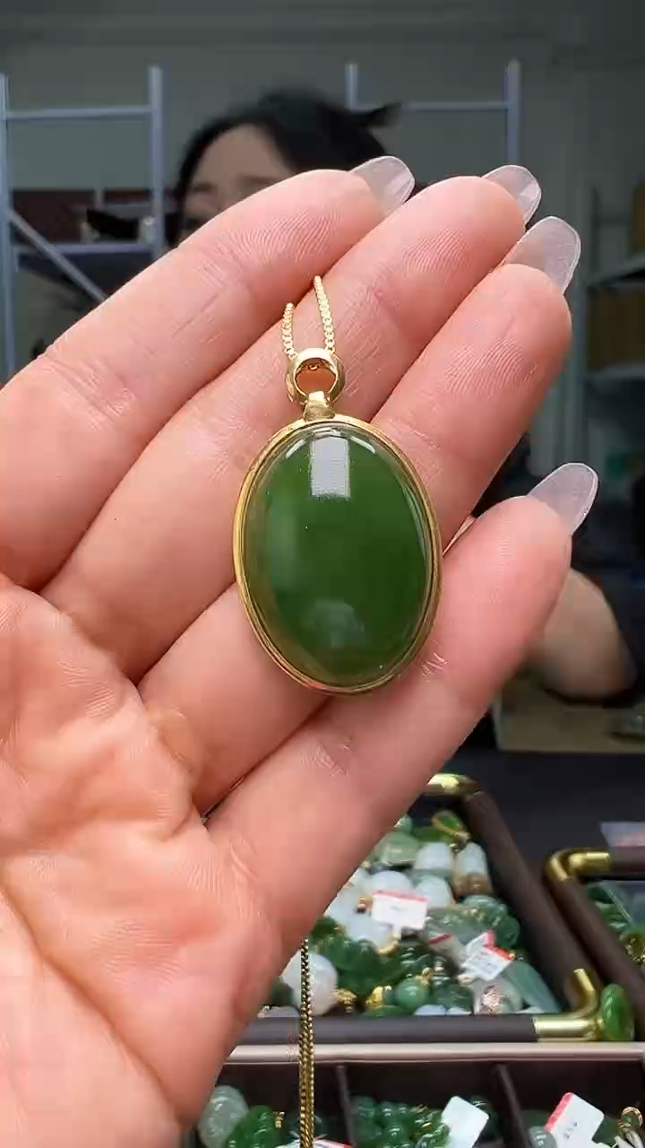 颈饰18K金镶嵌和田玉（多样性发货.发其一)12.02.53