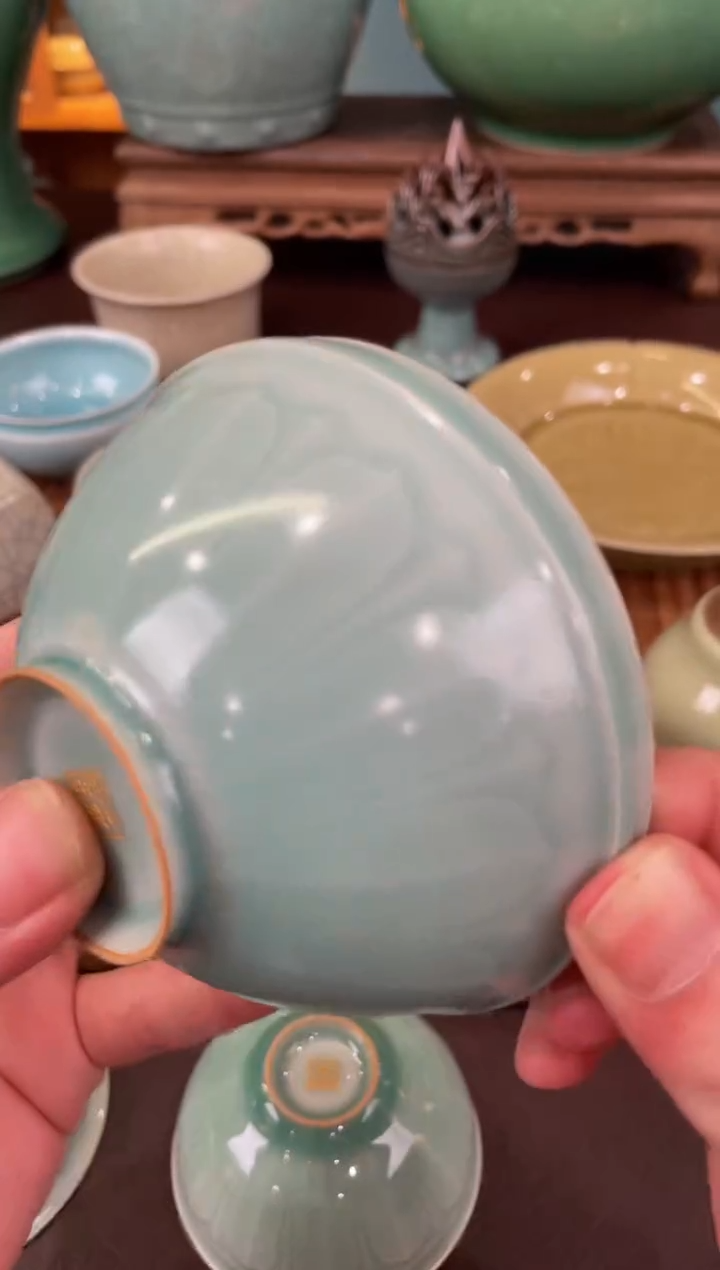 小**官窑承青瓷莲瓣敛口杯