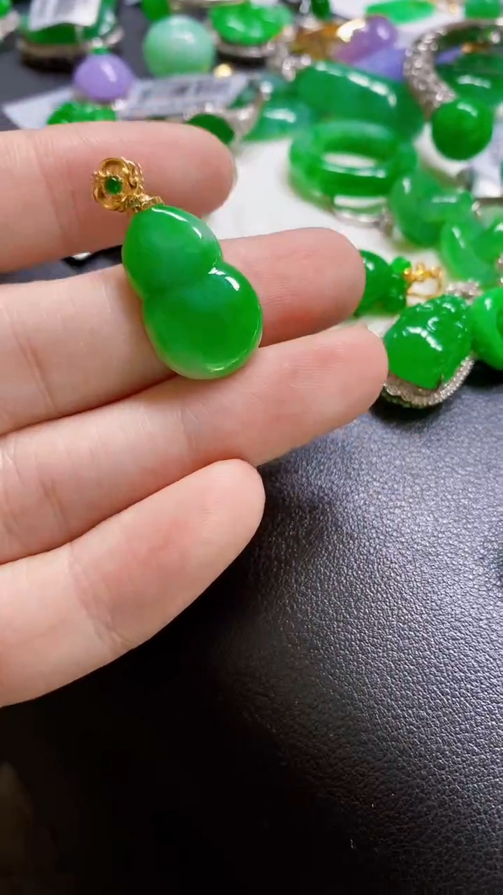 颈饰18K金镶嵌翡翠葫芦