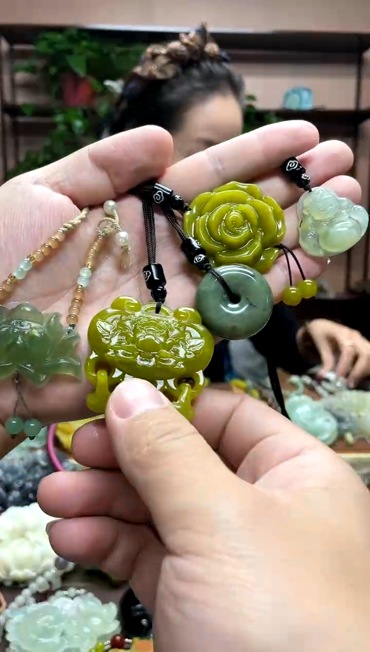 未镶嵌岫玉颈饰·