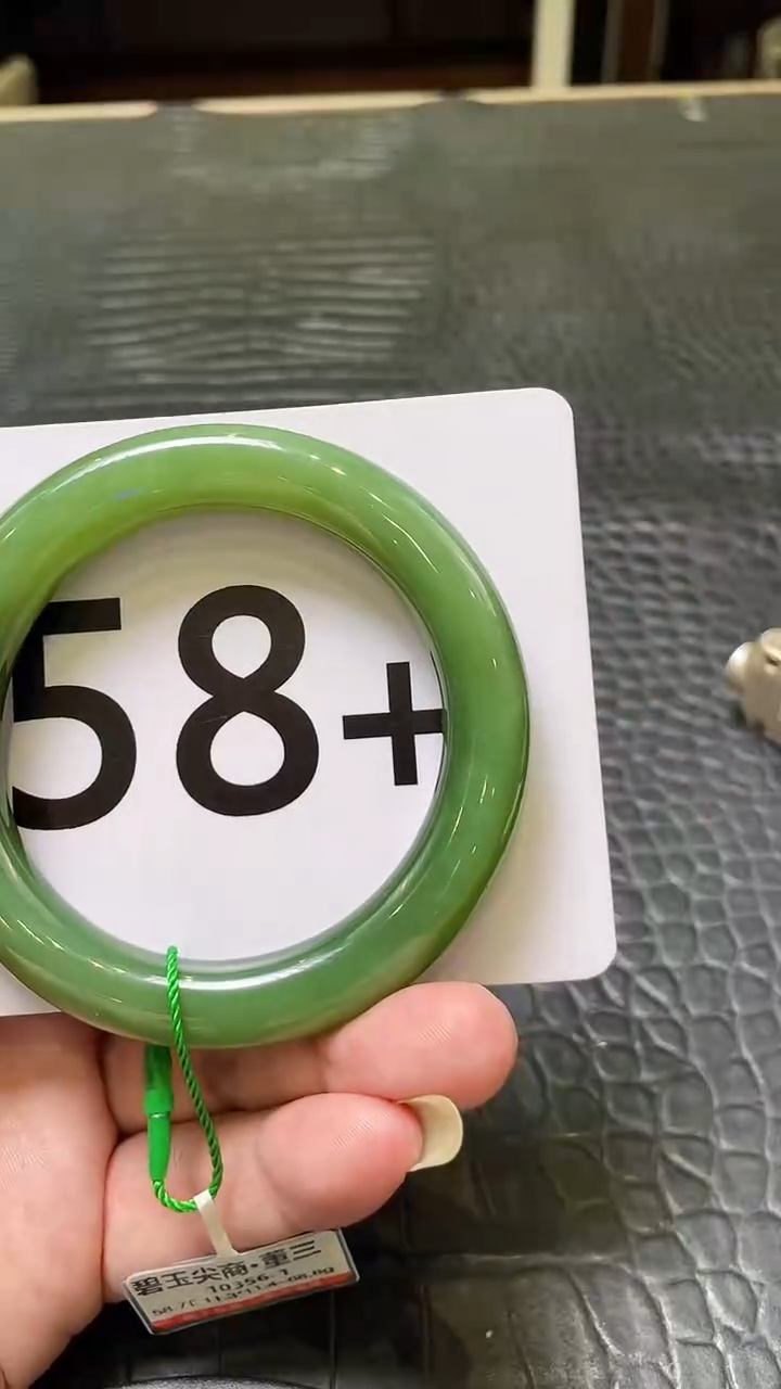 和田玉（碧玉）手镯未镶嵌一个