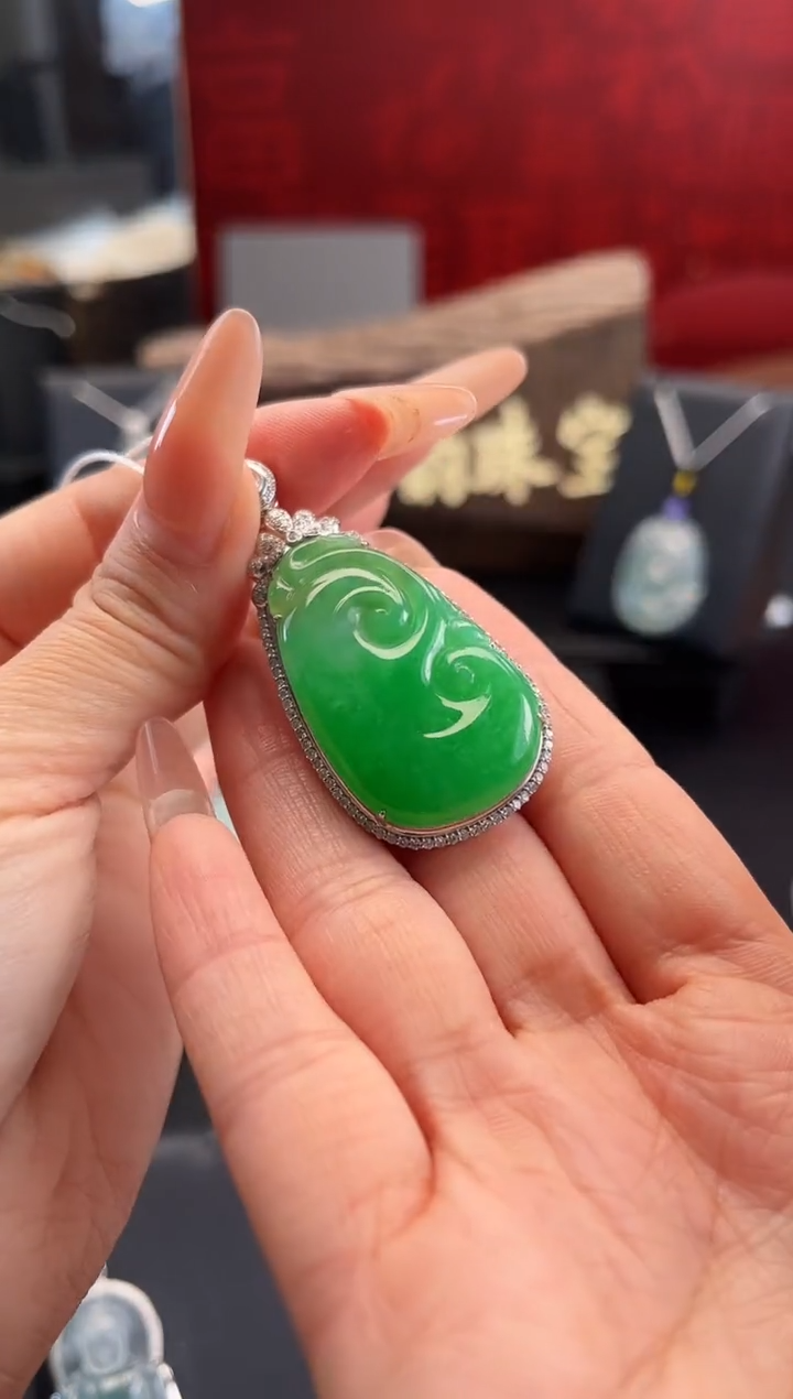 翡翠18K金镶嵌颈饰吊坠