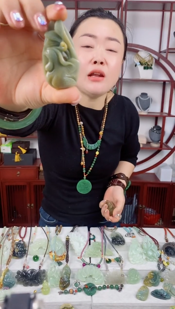 未镶嵌岫玉颈饰1