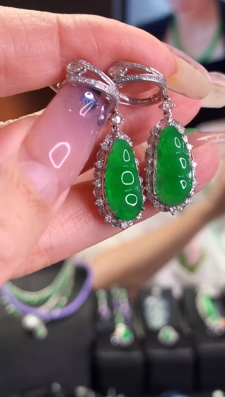 【闪购商品】翡翠吊坠(不含链)18K金镶嵌豆子