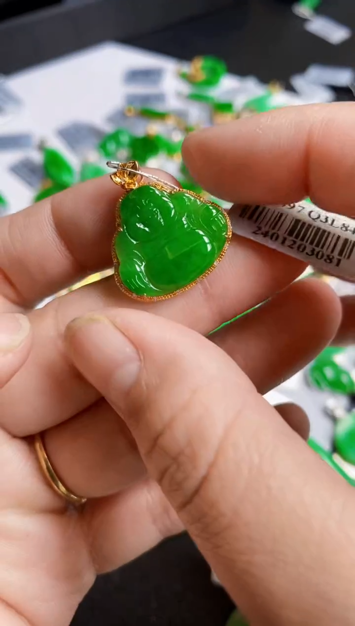 【闪购商品】翡翠颈饰18K金镶嵌吊坠