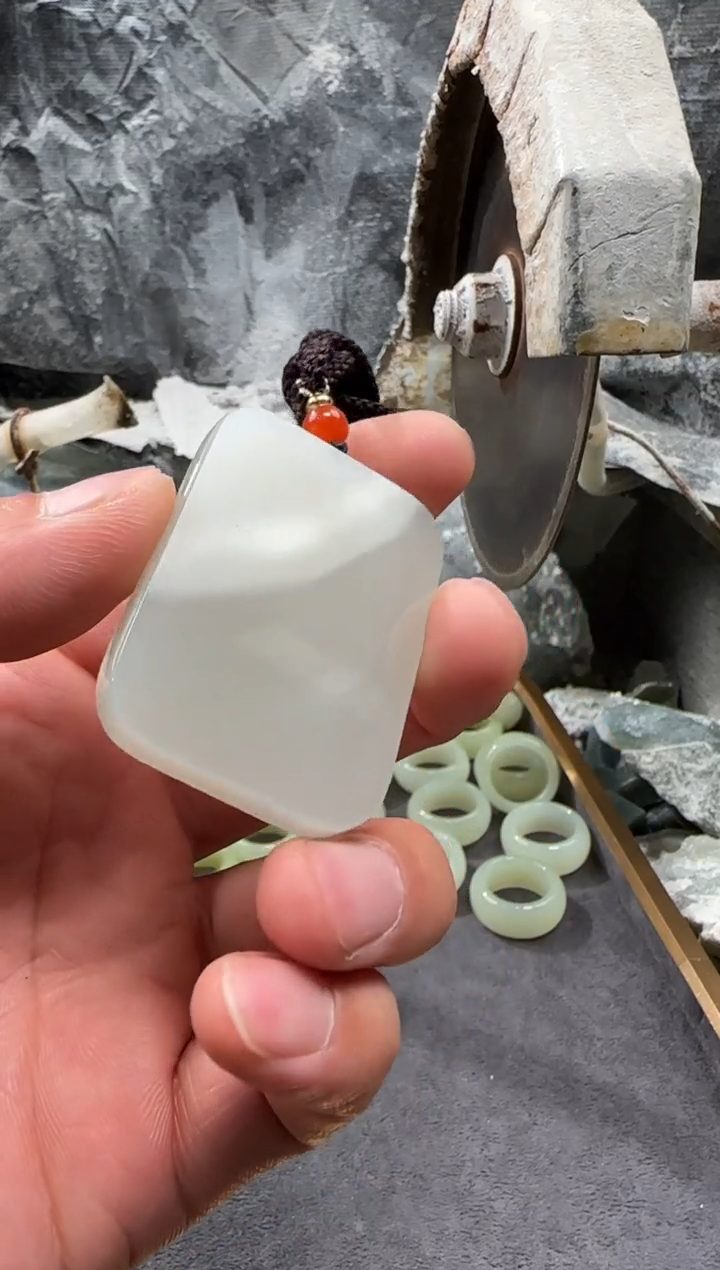 和田玉未镶嵌颈饰吊坠