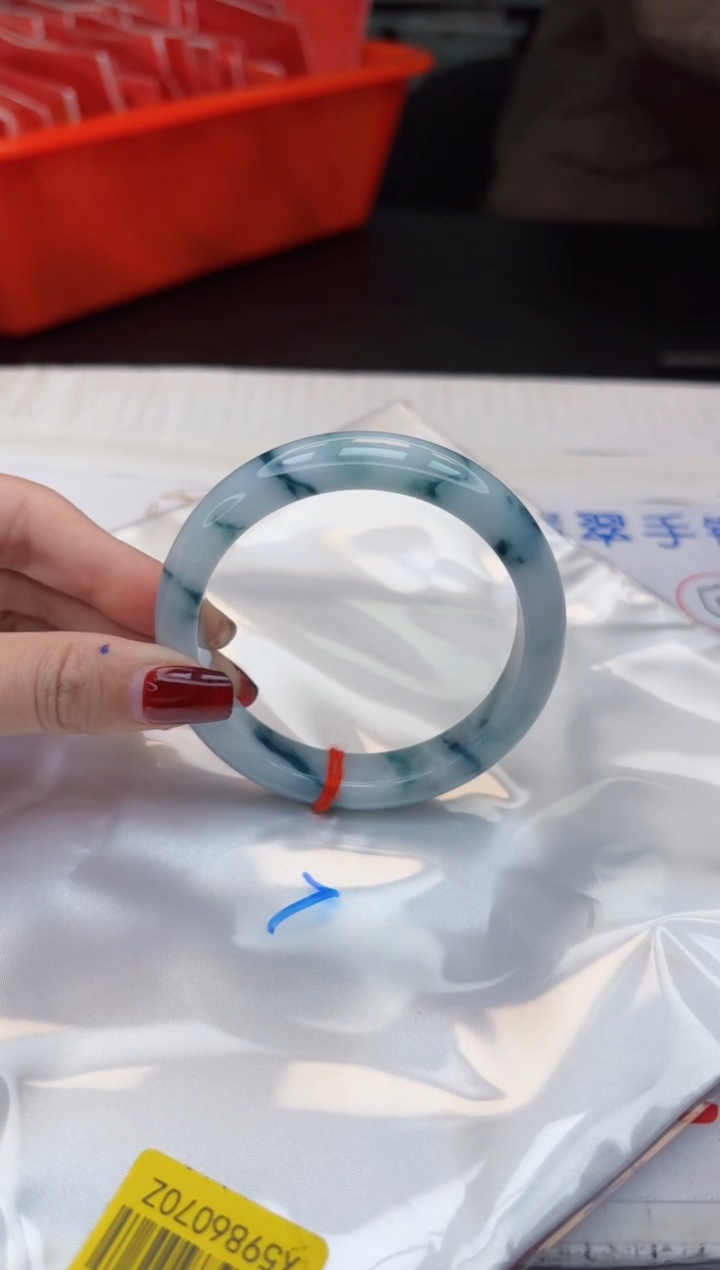 【闪购商品】翡翠手镯未镶嵌，手镯均需要有包容心