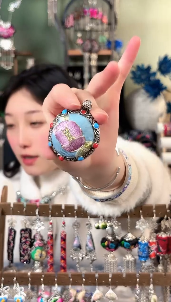 彩云南阁非遗老绣饰品716