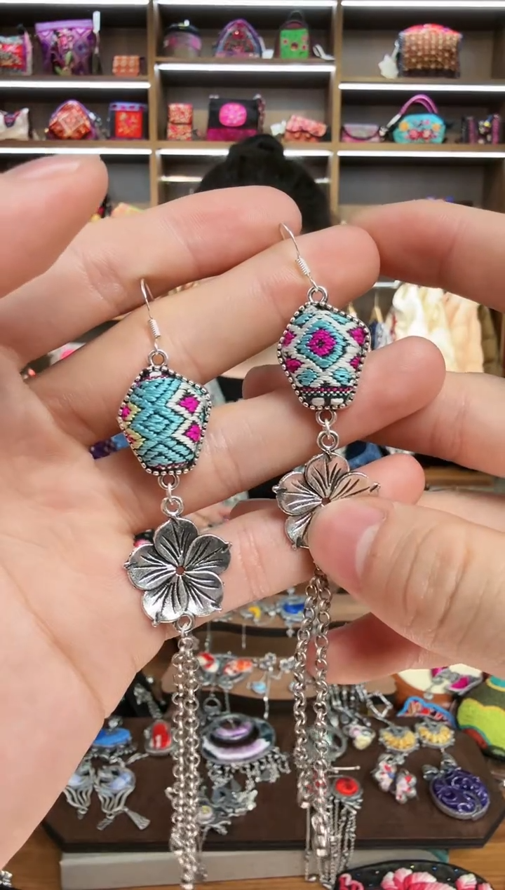 【闪购商品】织绣181蒙阿苏苗绣传承