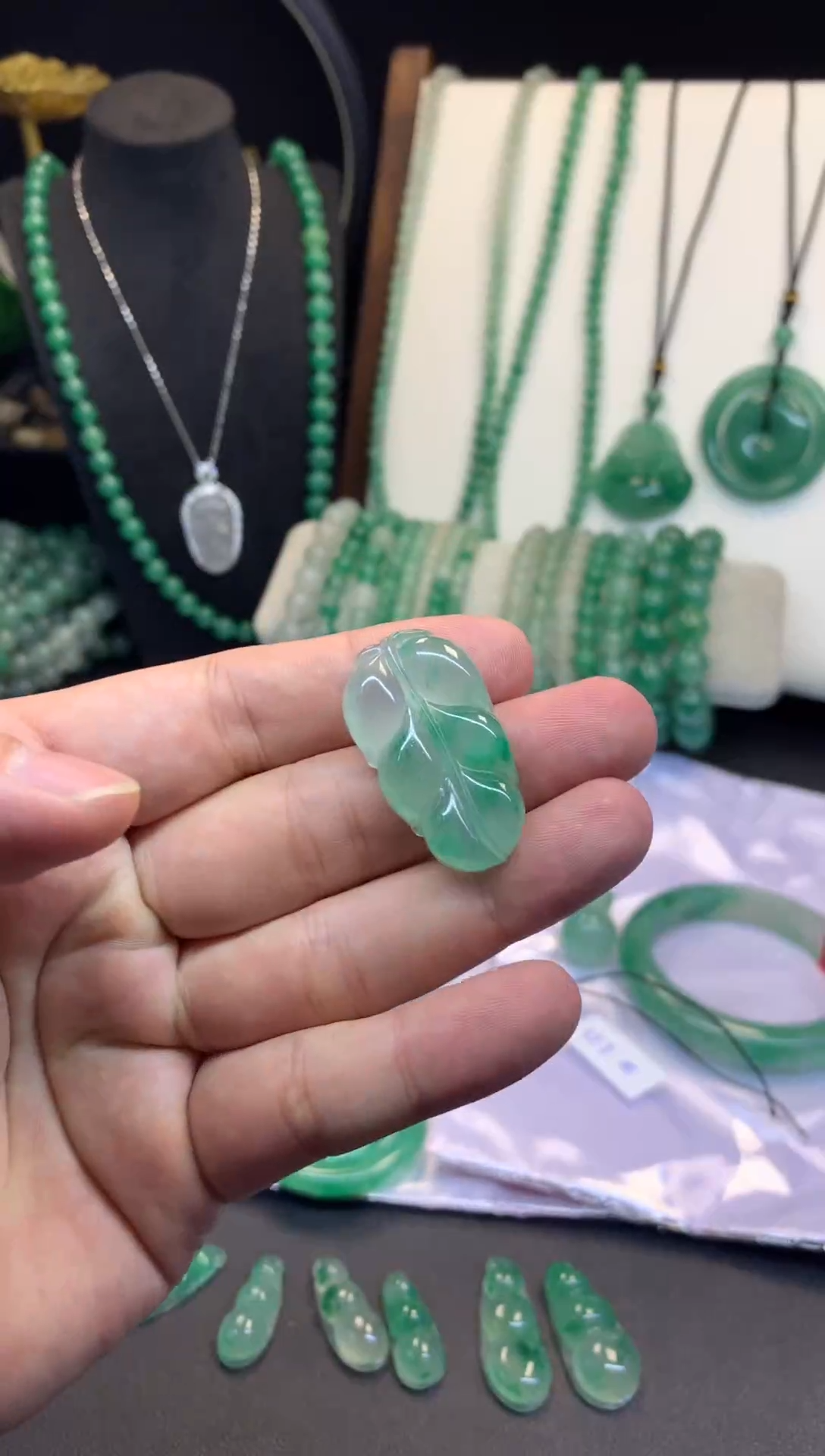 吊坠(不含链)未镶嵌石英质玉（非洲翠）冰晴飘花金枝玉叶