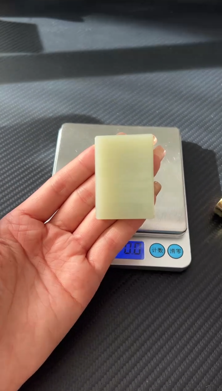 吊坠(赠链)未镶嵌和田玉且末微色差迪克兰二细吊坠m