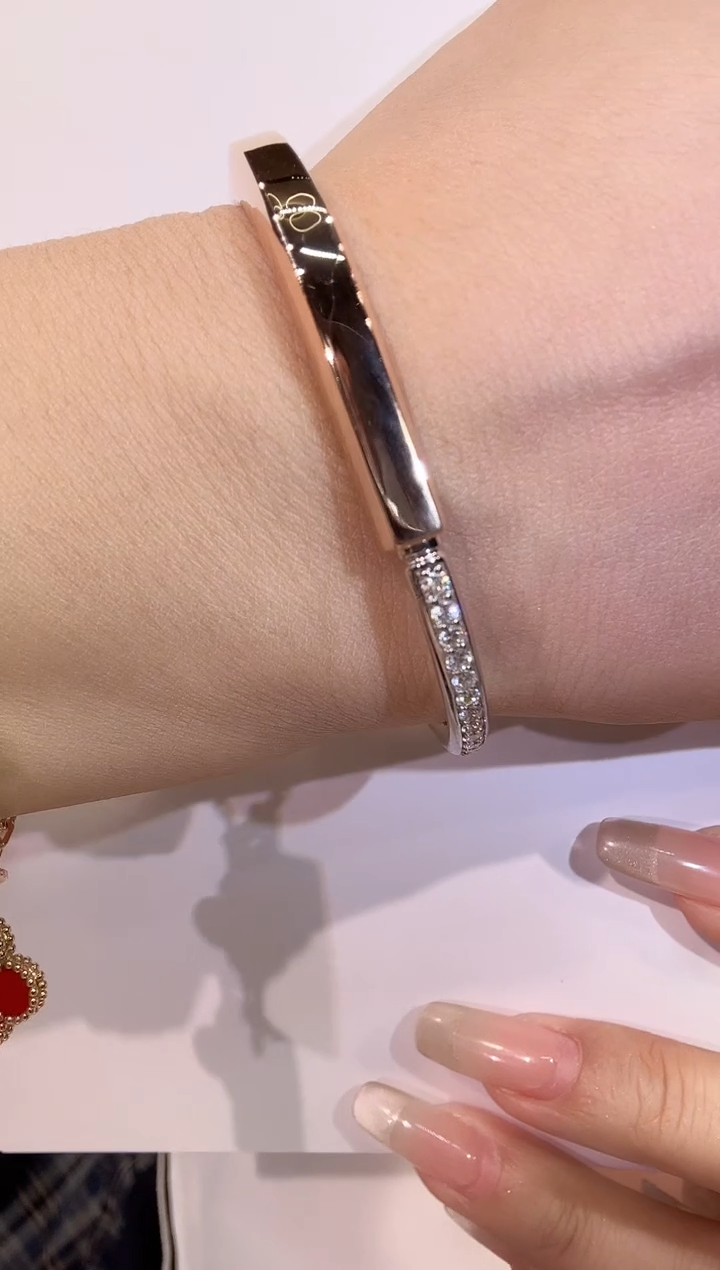 手镯18K金镶嵌钻石锁扣手镯