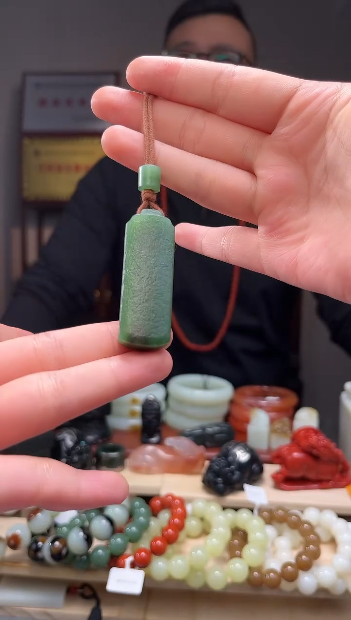 颈饰未镶嵌和田玉吊坠