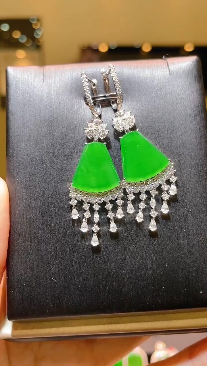 【闪购商品】翡翠吊坠(不含链)18K金镶嵌A85