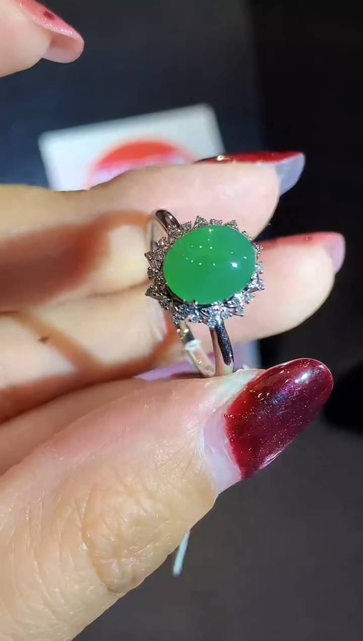 18K金镶嵌戒指翡翠多样性发其一