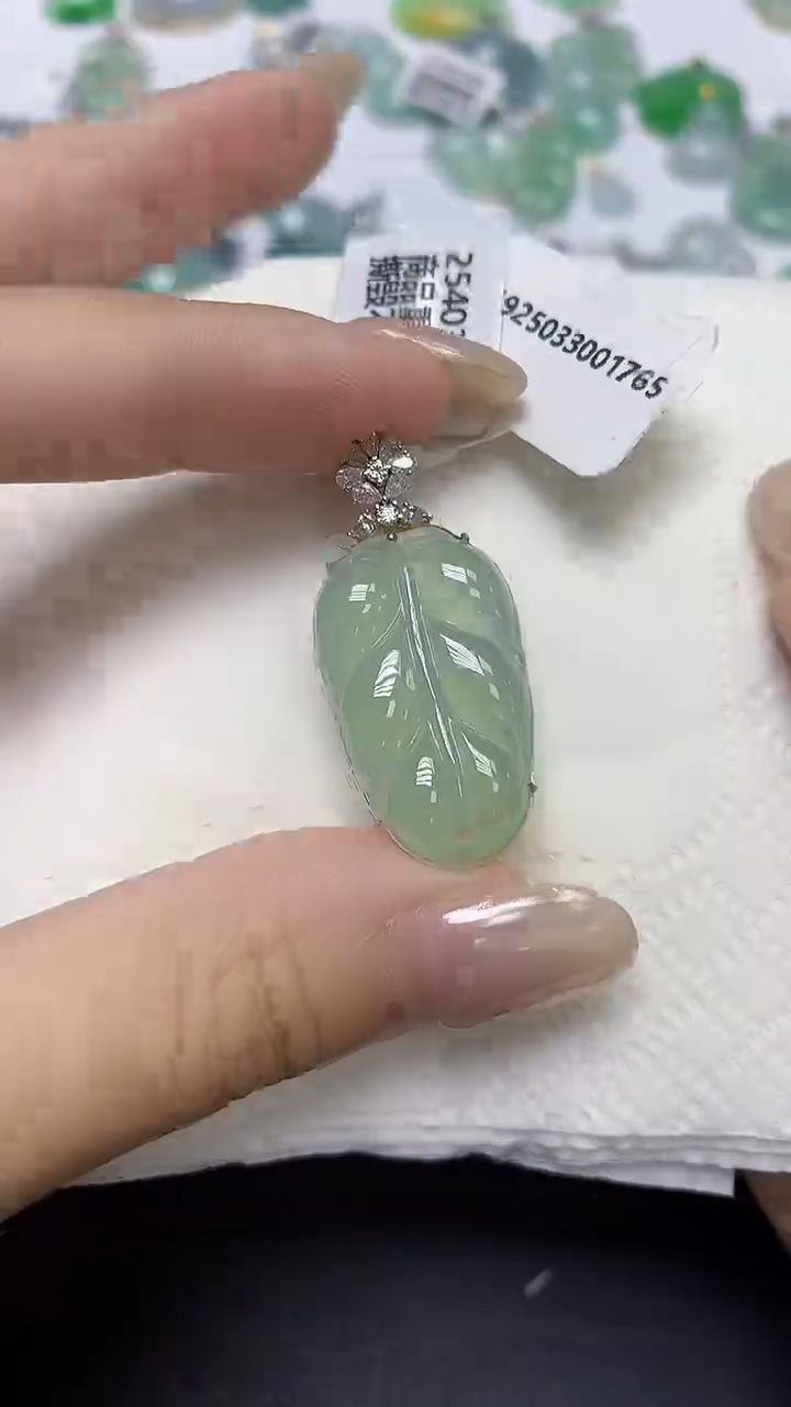 翡翠18K金镶嵌颈饰天然缅甸翡翠A货多样性发其一