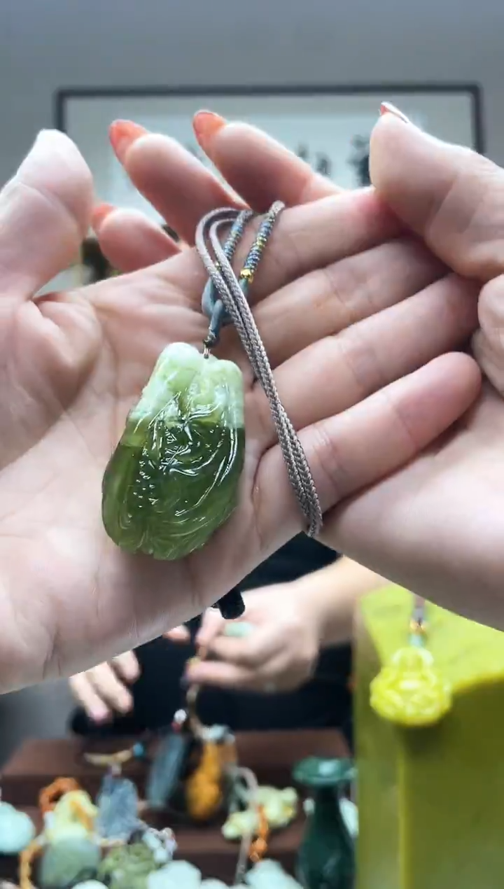 未镶嵌岫玉吊坠··