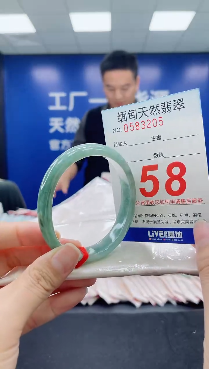 未镶嵌手镯翡翠天然翡翠手镯