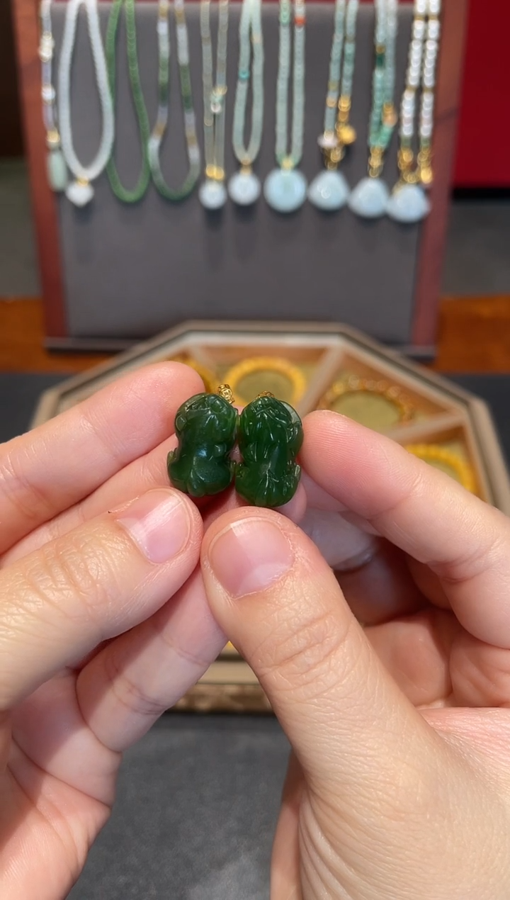 颈饰18K金镶嵌和田玉多样性发货发其一