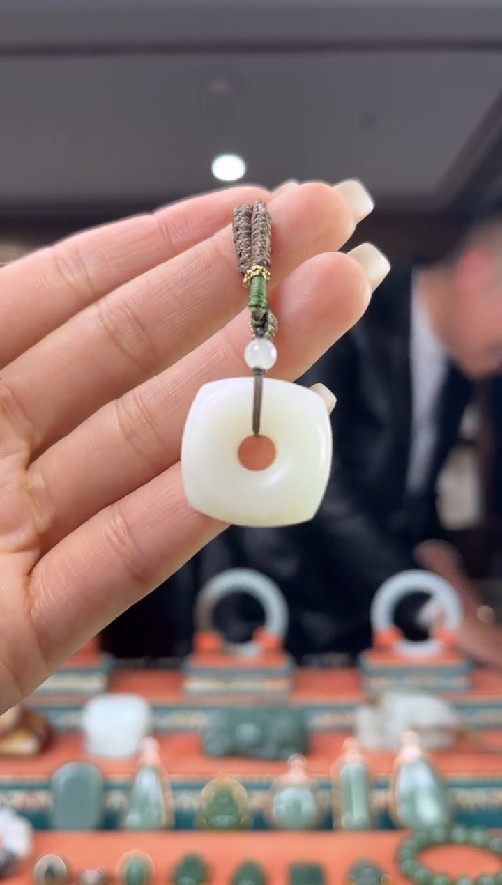 颈饰未镶嵌和田玉1包容