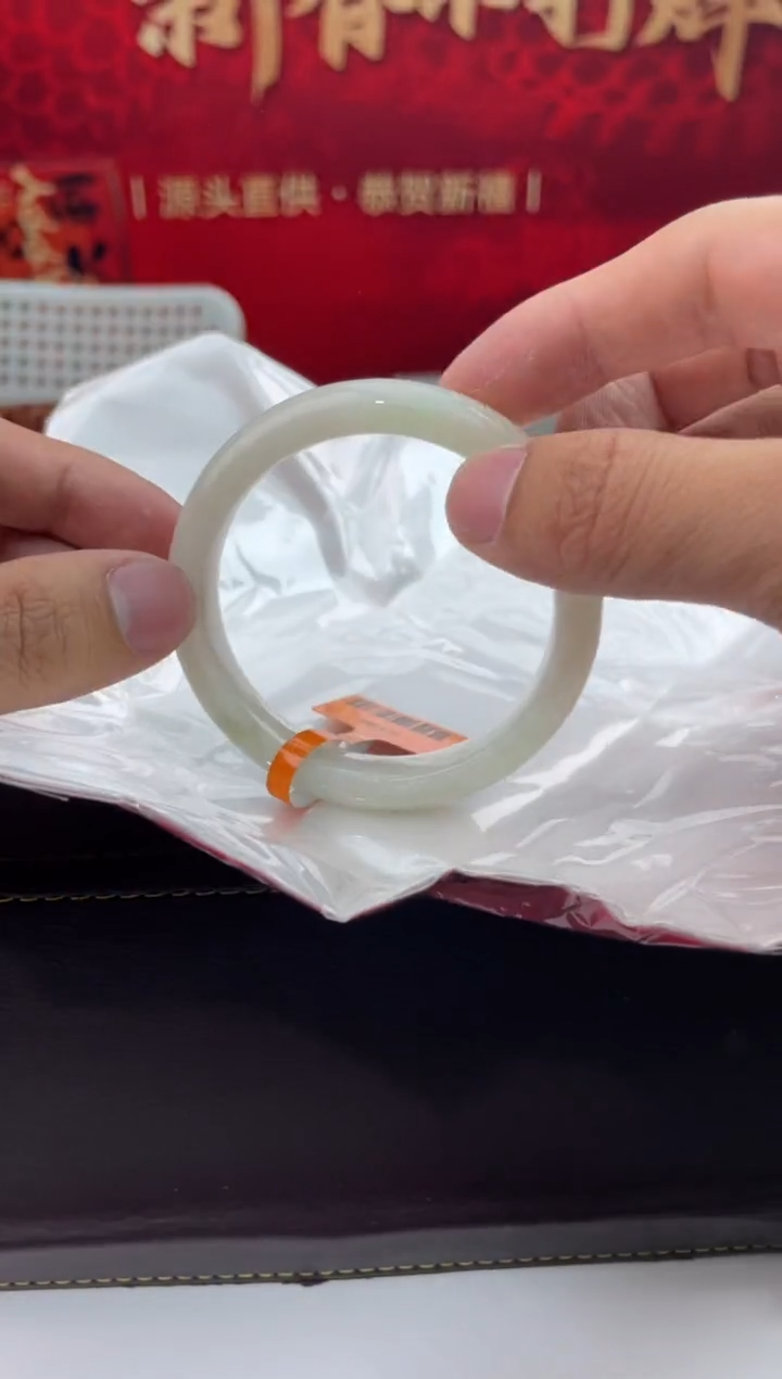 【闪购商品】翡翠手镯未镶嵌49翡翠手镯（微瑕）