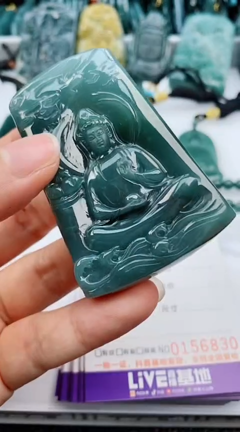 翡翠未镶嵌颈饰                