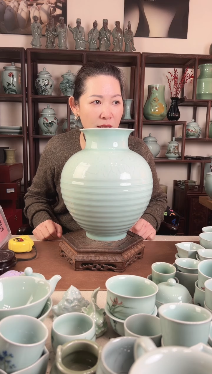 纯手工 粉青 旋纹牡丹瓶L