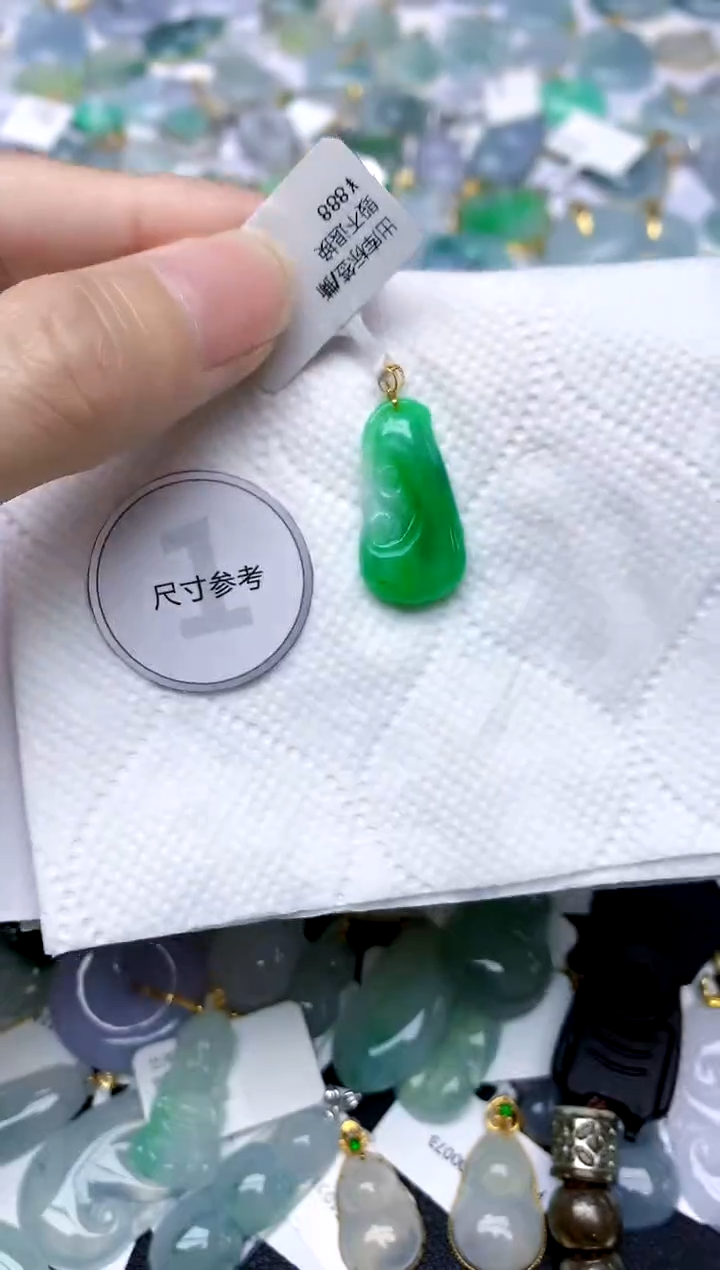 颈饰18K金镶嵌翡翠天然A货翡翠