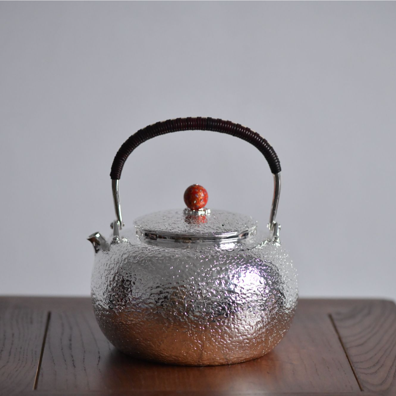 清货-岩纹口打出大漆红摘纽银壶999