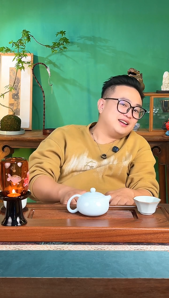 依*?工厂直播间，青白瓷西施壶一把