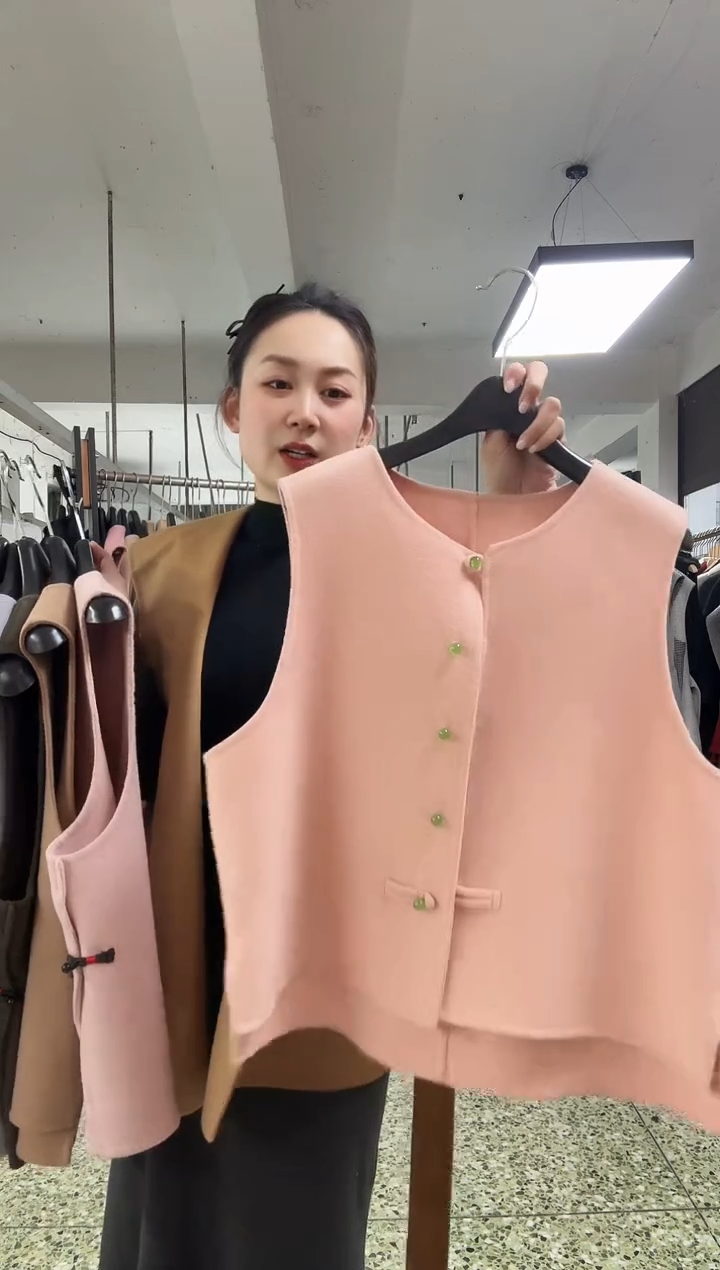 国风绿扣粉色马甲