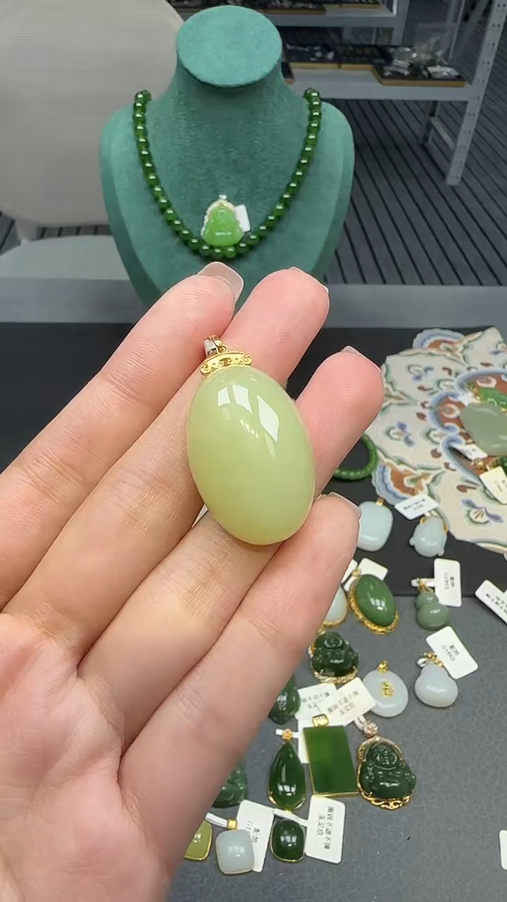 18K金镶嵌和田玉挂件1