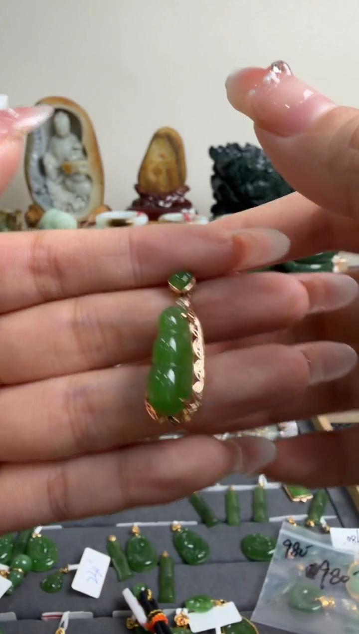 颈饰18K金镶嵌和田玉挂件