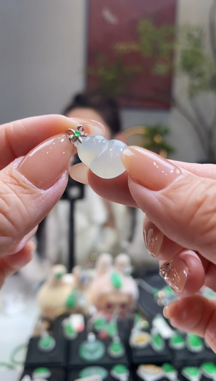 吊坠(不含链)18K金镶嵌翡翠葫芦