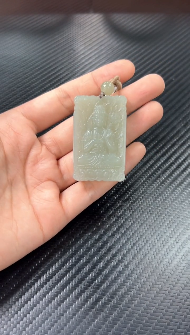 吊坠(赠链)未镶嵌和田玉且末微色差近矿吊坠