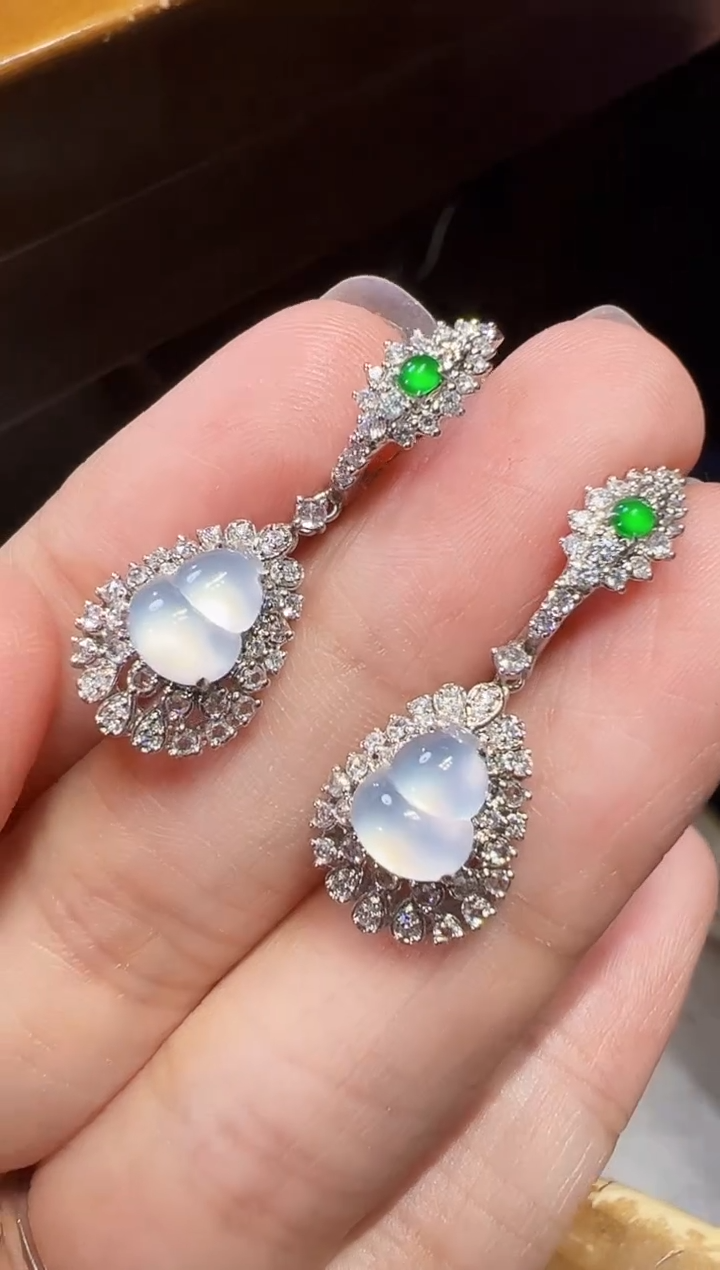 18K金镶嵌翡翠耳饰葫芦